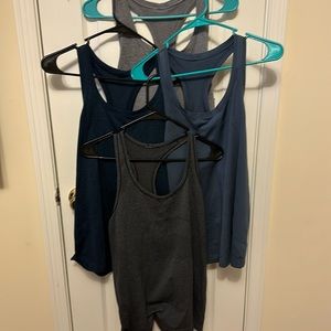 4 EUC Lululemon swiftly tanks. EUC size 10